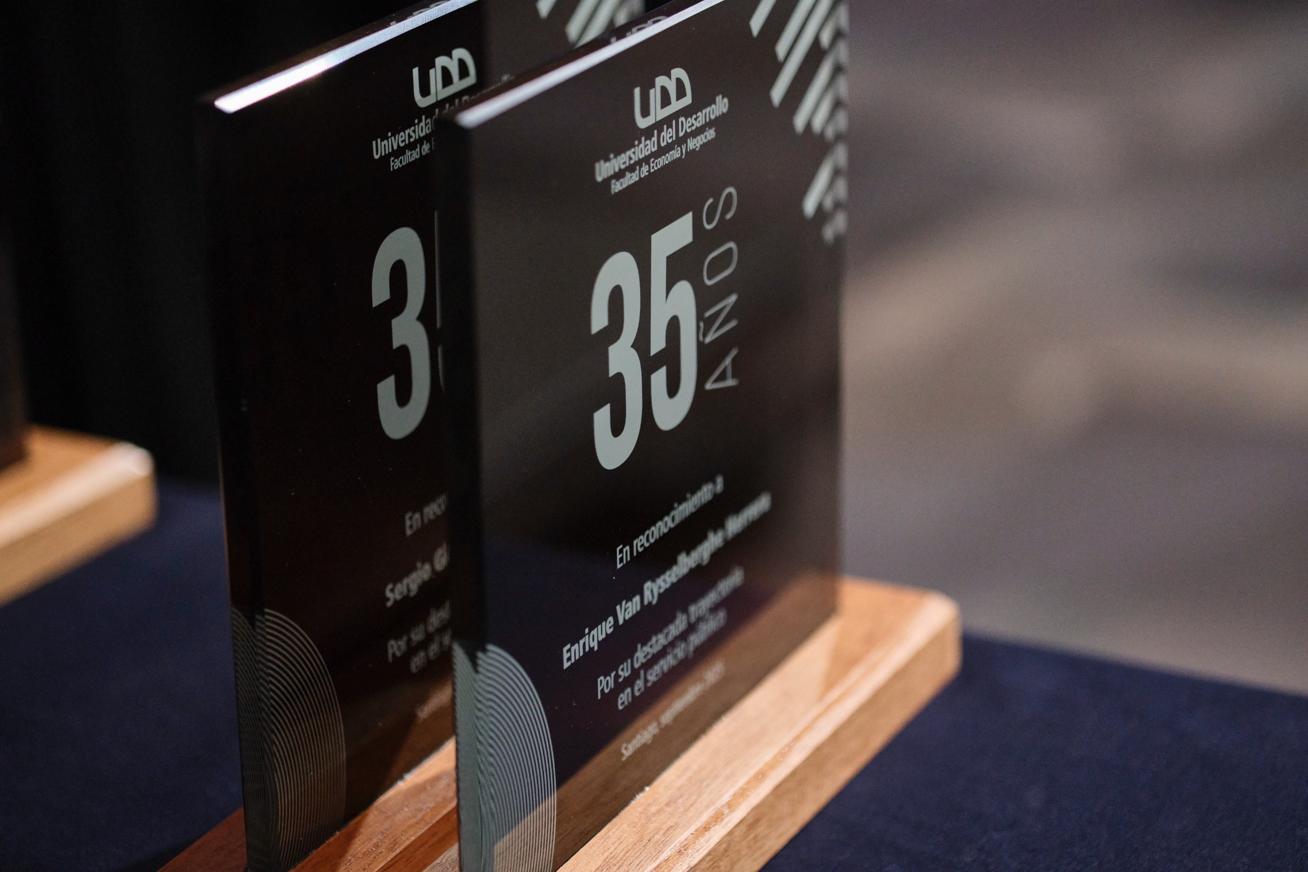Facultad de Economía y Negocios UDD celebró sus 35 años con emotivo encuentro