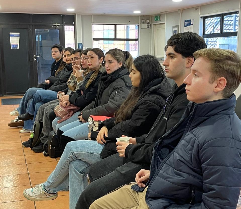 Alumnos del Programa de Honor descubrieron desafíos y oportunidades del sector portuario en SVTI