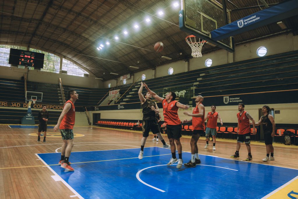 Equipo Alumni enfrentó a un combinado de estudiantes