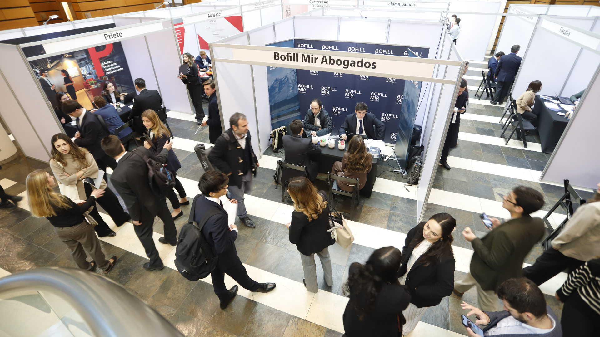Feria Laboral de Derecho alumniuandes 2026 generó más de 150 entrevistas y conectó a estudiantes y alumni con destacados empleadores