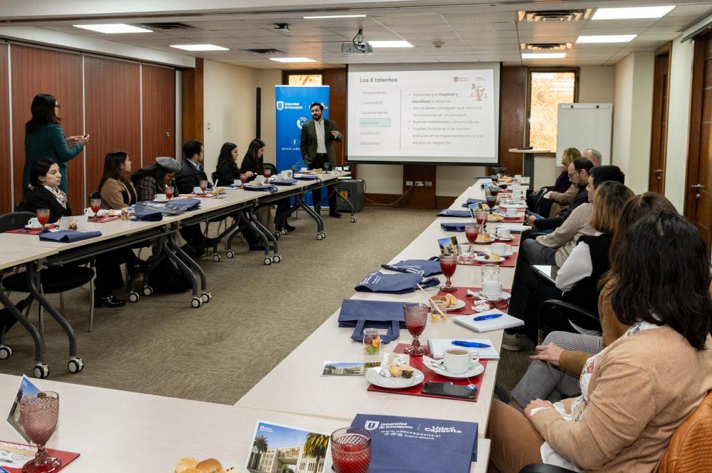 UdeC Capacita presenta en Santiago innovadora metodología para potenciar liderazgo y talentos laborales