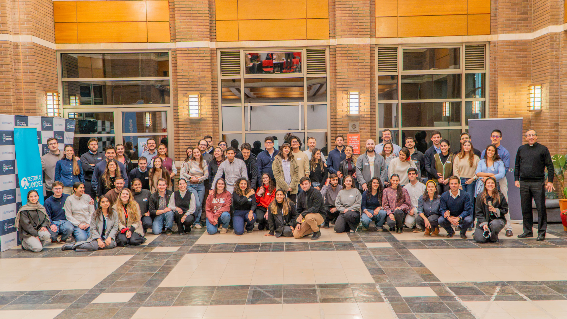 Más de 50 alumni participaron en el Encuentro de Novios 2026 organizado por alumniuandes y Pastoral