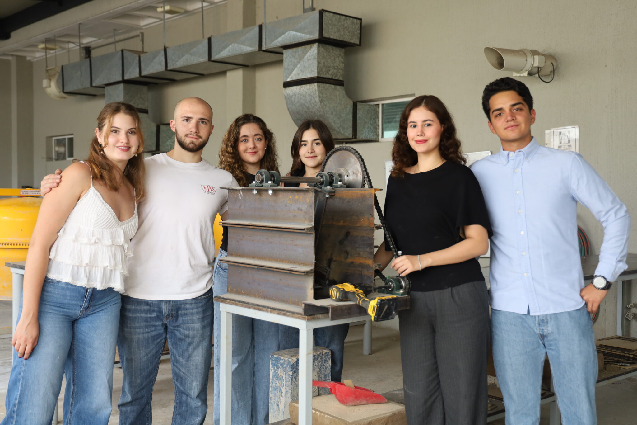 Estudiantes de la Universidad Panamericana crean trituradora ecológica para reutilizar concreto