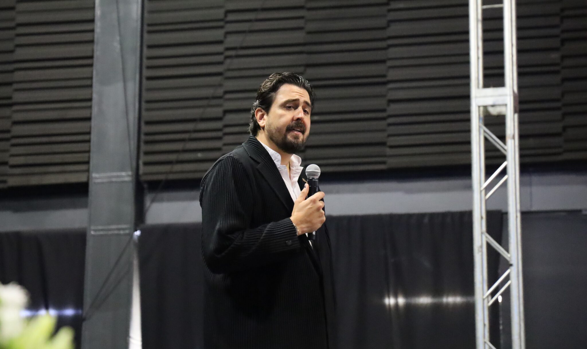 Amaury Vergara dialoga con estudiantes de la Universidad Panamericana sobre liderazgo, arte y deporte