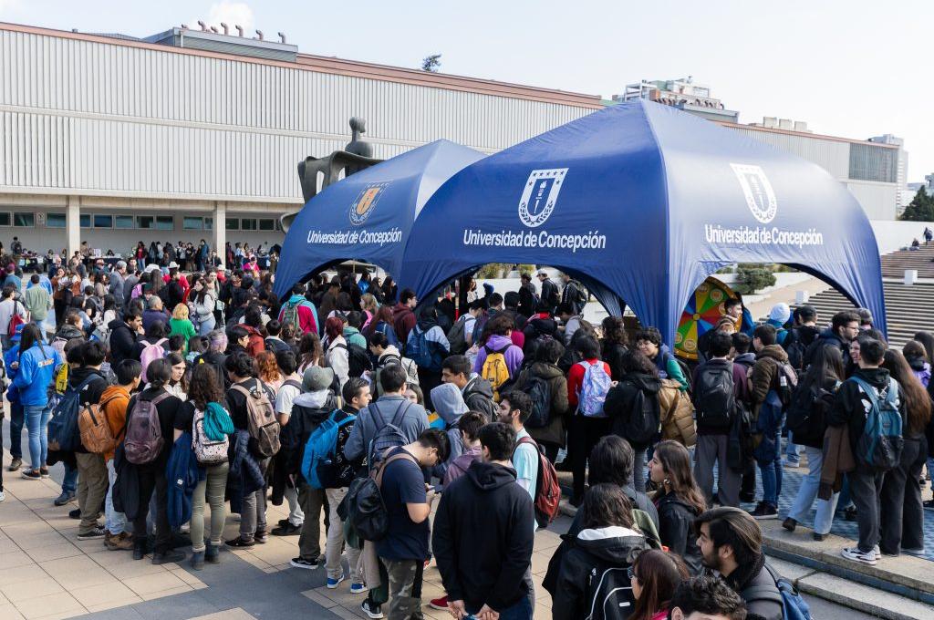 Encuentro "Junt+s Acredi7amos la UdeC" reunió a miles de personas en el Foro