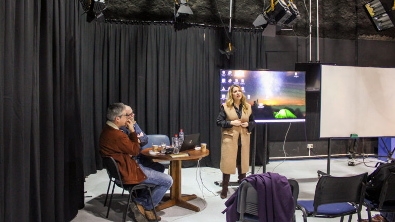 Periodista Jenny Pérez-Schmidt conversó con estudiantes de Periodismo UdeC sobre actualidad internacional y desinformación