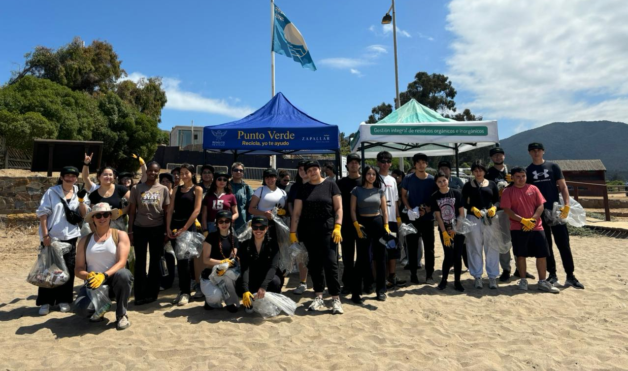 Estudiantes UDP protagonizan jornada de limpieza en playa de la V región