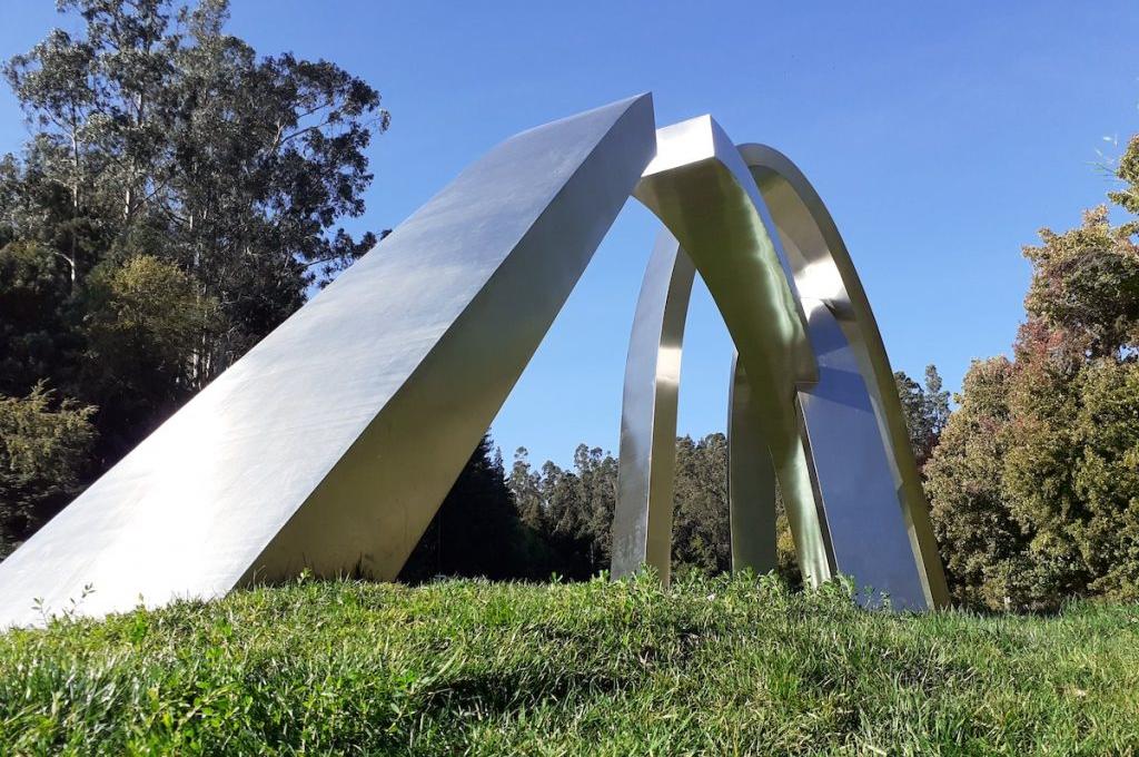 Luzterra, la escultura del Centenario UdeC, brilla en el Campus Concepción