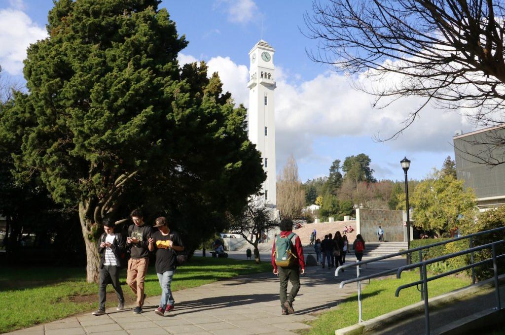 UdeC entrega tercera nómina de estudiantes beneficiados con Beca de Conectividad