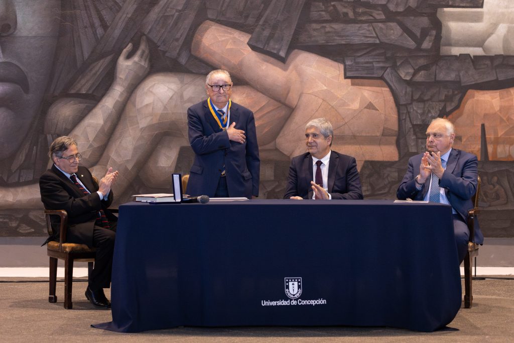 UdeC inviste como Profesor Emérito a Exrector Augusto Parra y reconoce su impacto en la academia y servicio público