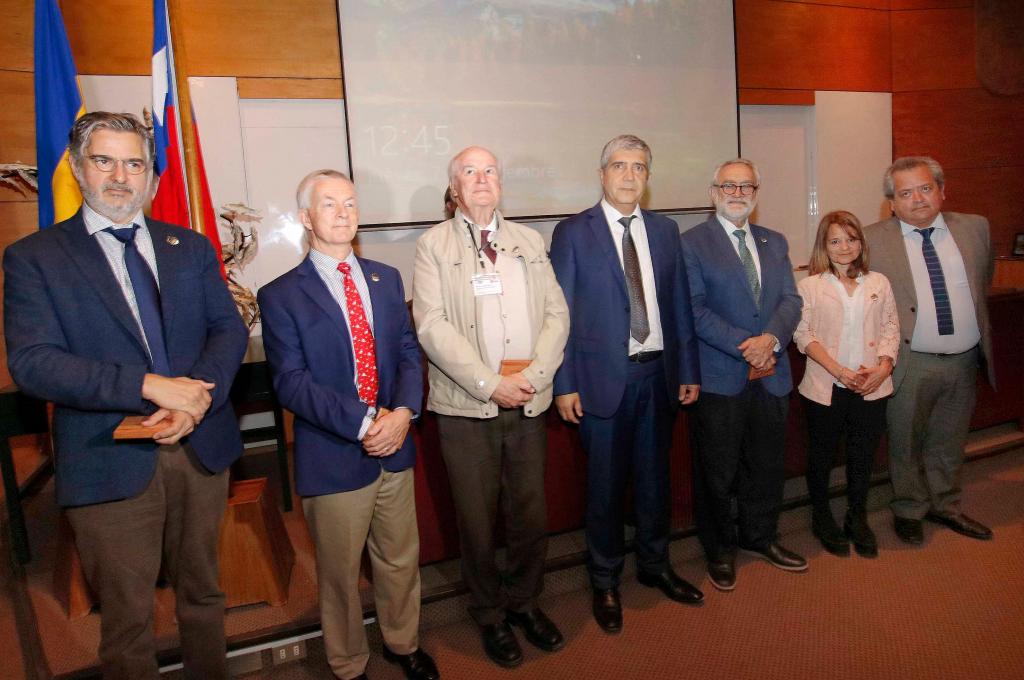 UdeC entrega medalla centenario a cinco destacados investigadores internacionales