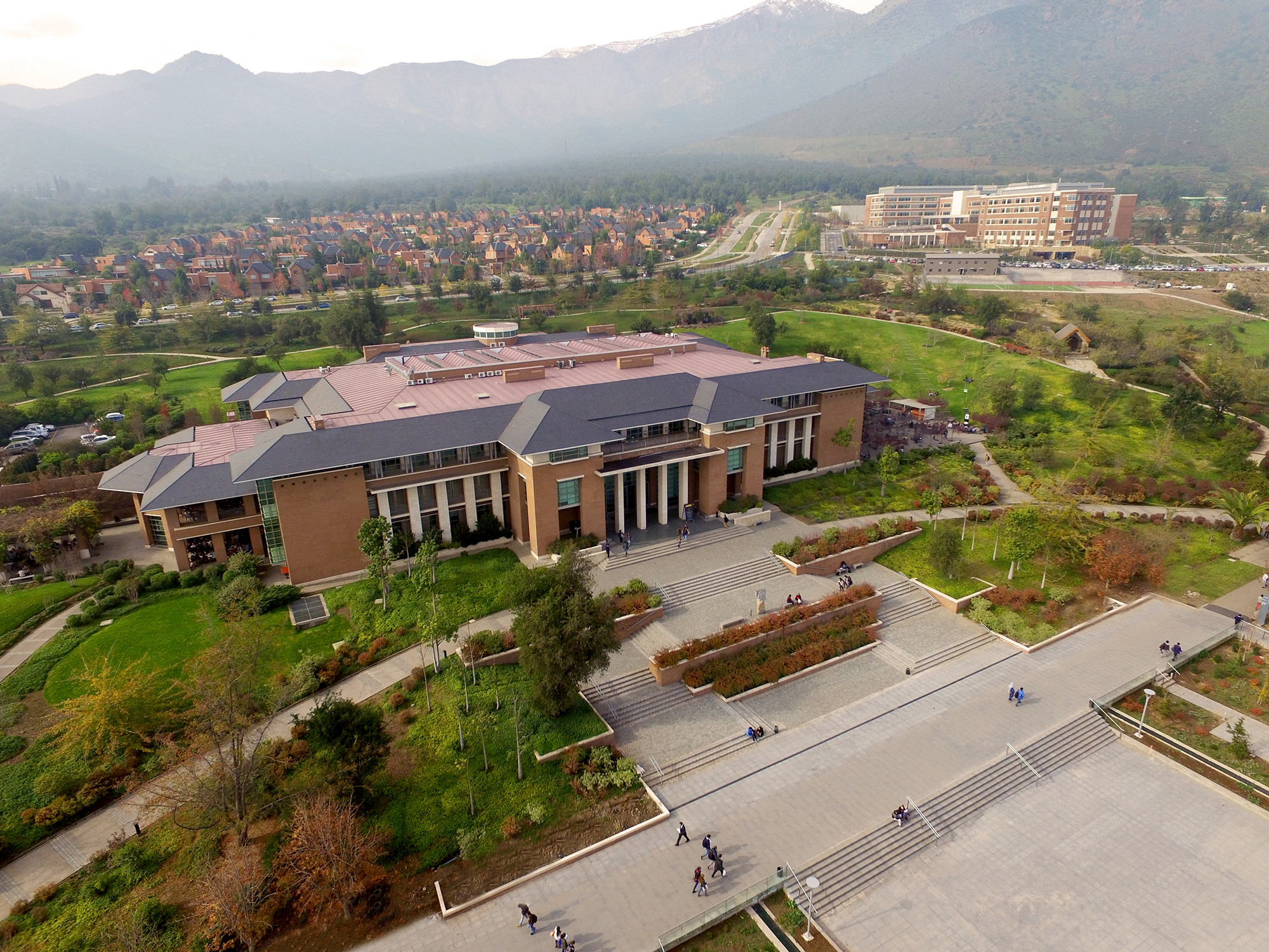 La UANDES sube 94 puestos en ranking británico 2026 en reputación entre empleadores