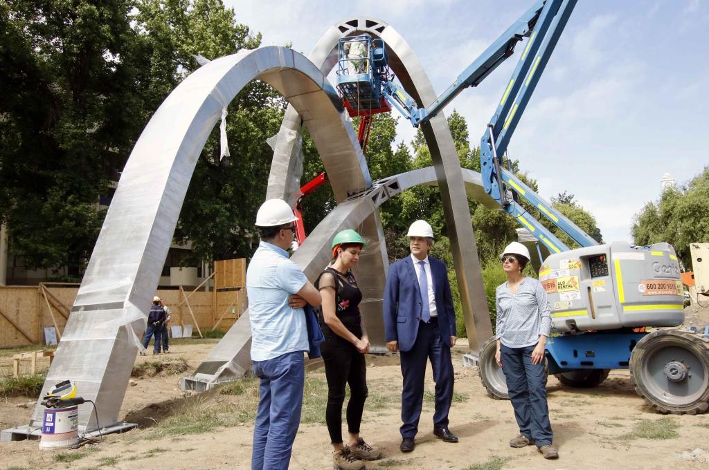 Rector Saavedra recorrió obras de instalación de escultura conmemorativa del Centenario