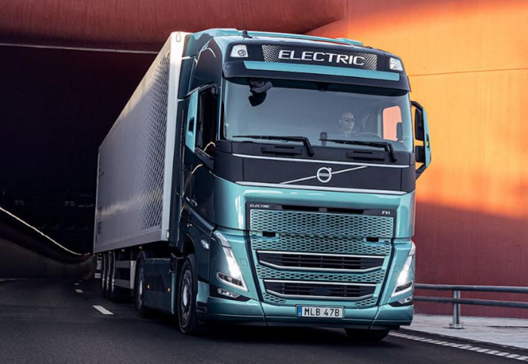 Trae carga de Santiago a Calama y Antofagasta.