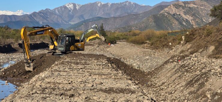 Movimiento de tierra y arriendo de maquinaria pesada