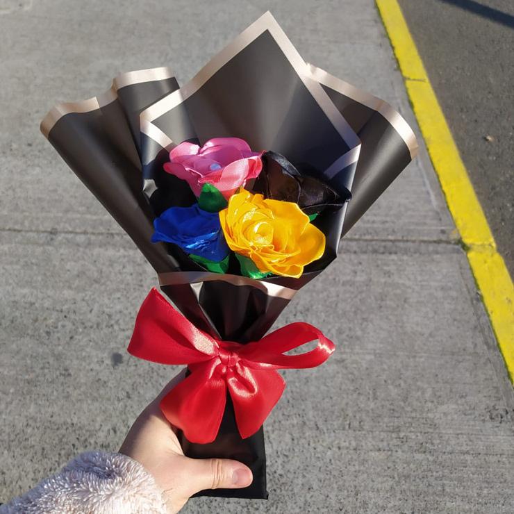 Ramo de 4 rosas eternas talla s
