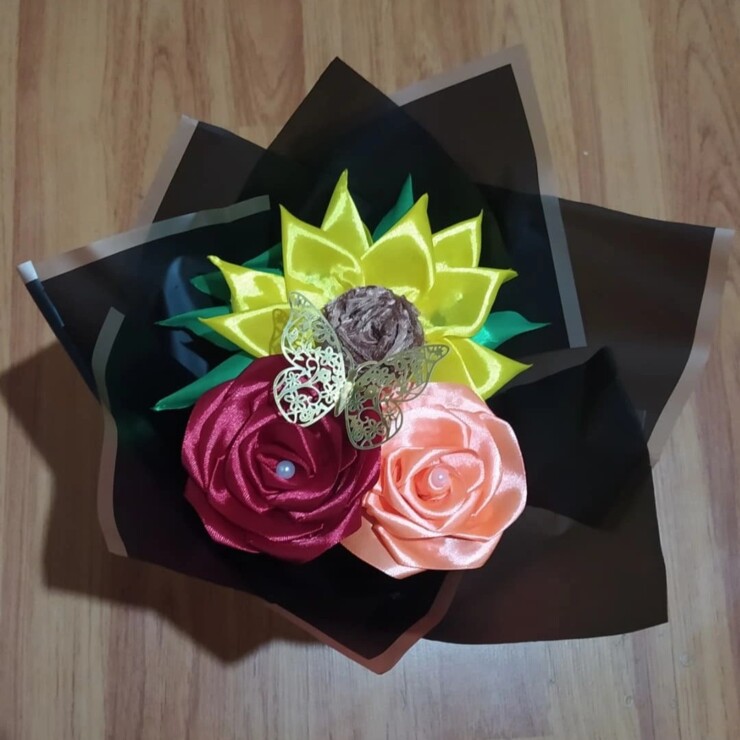 Ramo de 2 rosas eternas y un girasol (todos talla L)