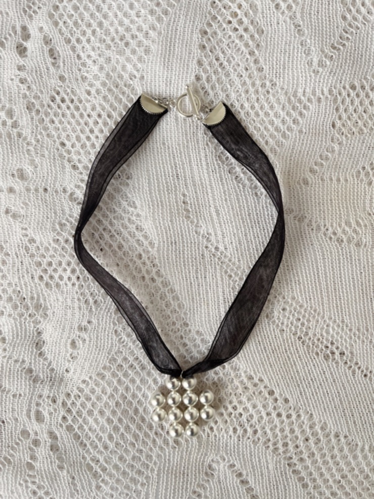 Collar de piedra hematita tejido.
